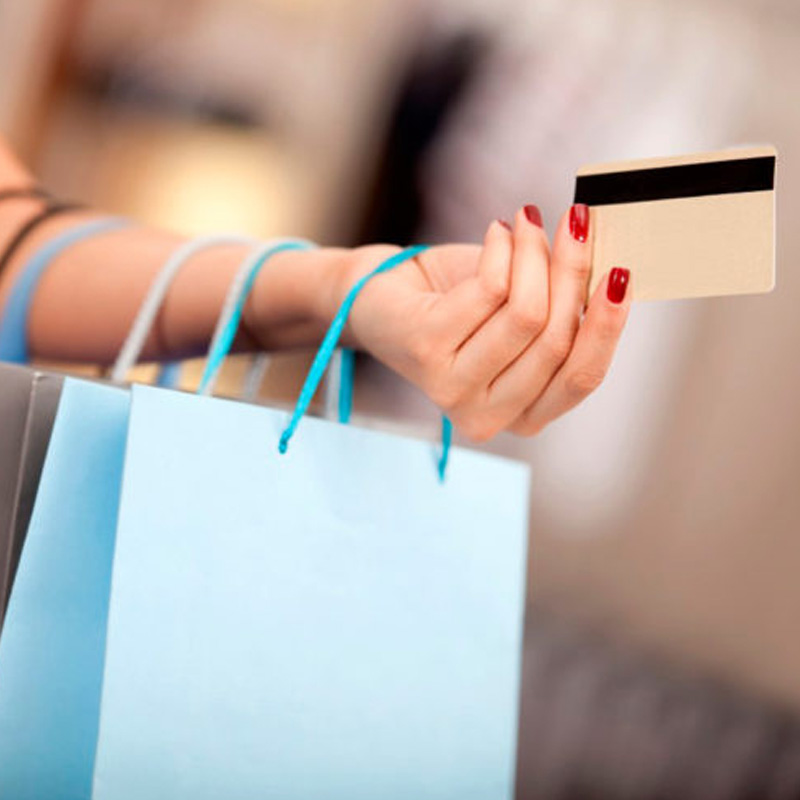 advogados - consumidor comprando com cartão de crédito